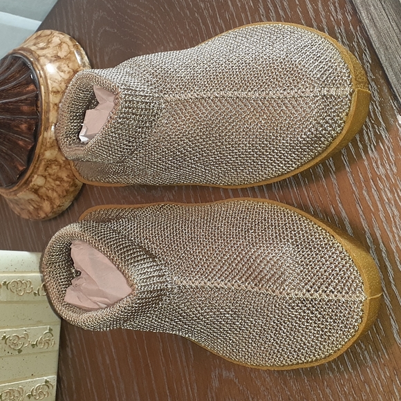 Cozy Tan Knit Slip-On Metallic Booties w/ Leather Insoles – Size Medium - Picture 4 of 8